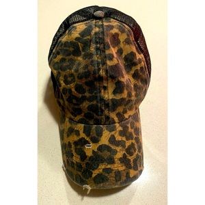 CUTE David and Young distressed cheetah print trucker baseball hat 🖤